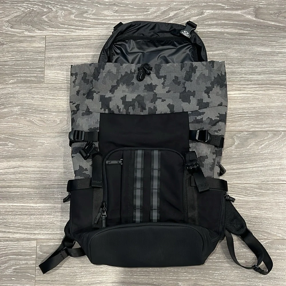 Oakley camo backpack. NWOT